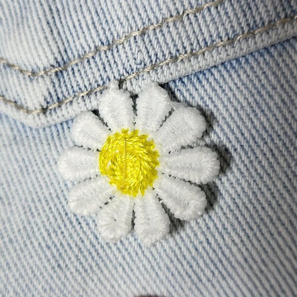 NWT Forever 21 Sunflower Embellished Fray Hem Cutoff Denim Blue Jean Shorts 25 - Picture 8 of 11